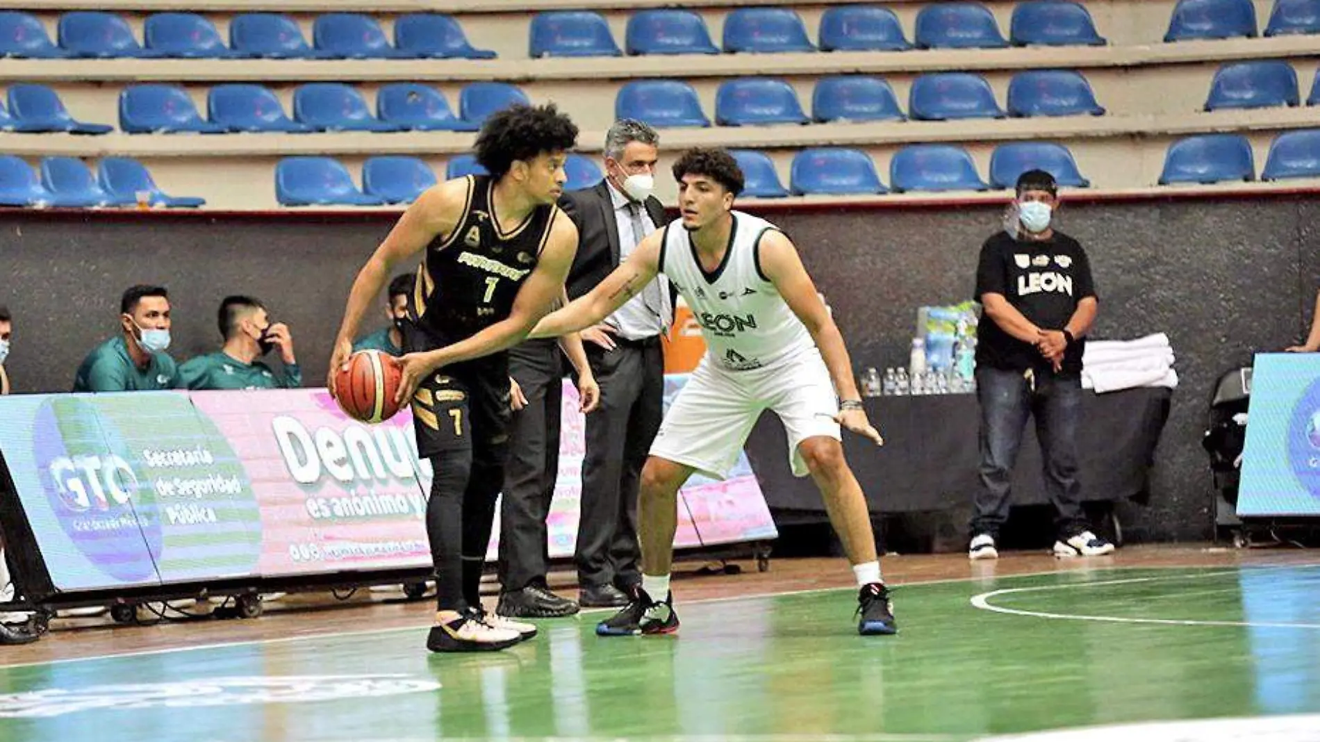 jugadores de basquetbol